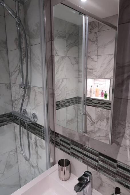 באת' ***Spotless, Bright 1 Double Bed Apartment*** מראה חיצוני תמונה