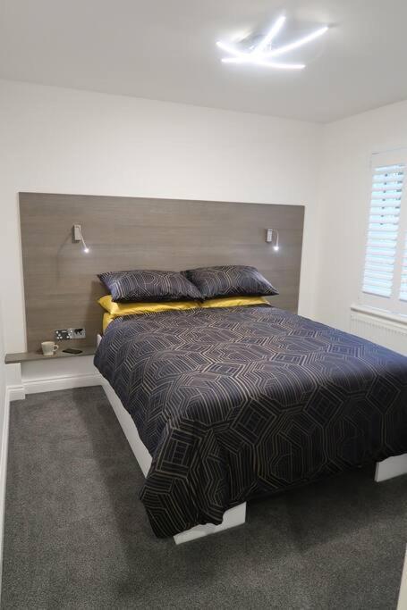 באת' ***Spotless, Bright 1 Double Bed Apartment*** מראה חיצוני תמונה