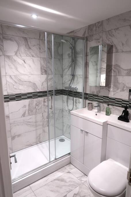 באת' ***Spotless, Bright 1 Double Bed Apartment*** מראה חיצוני תמונה